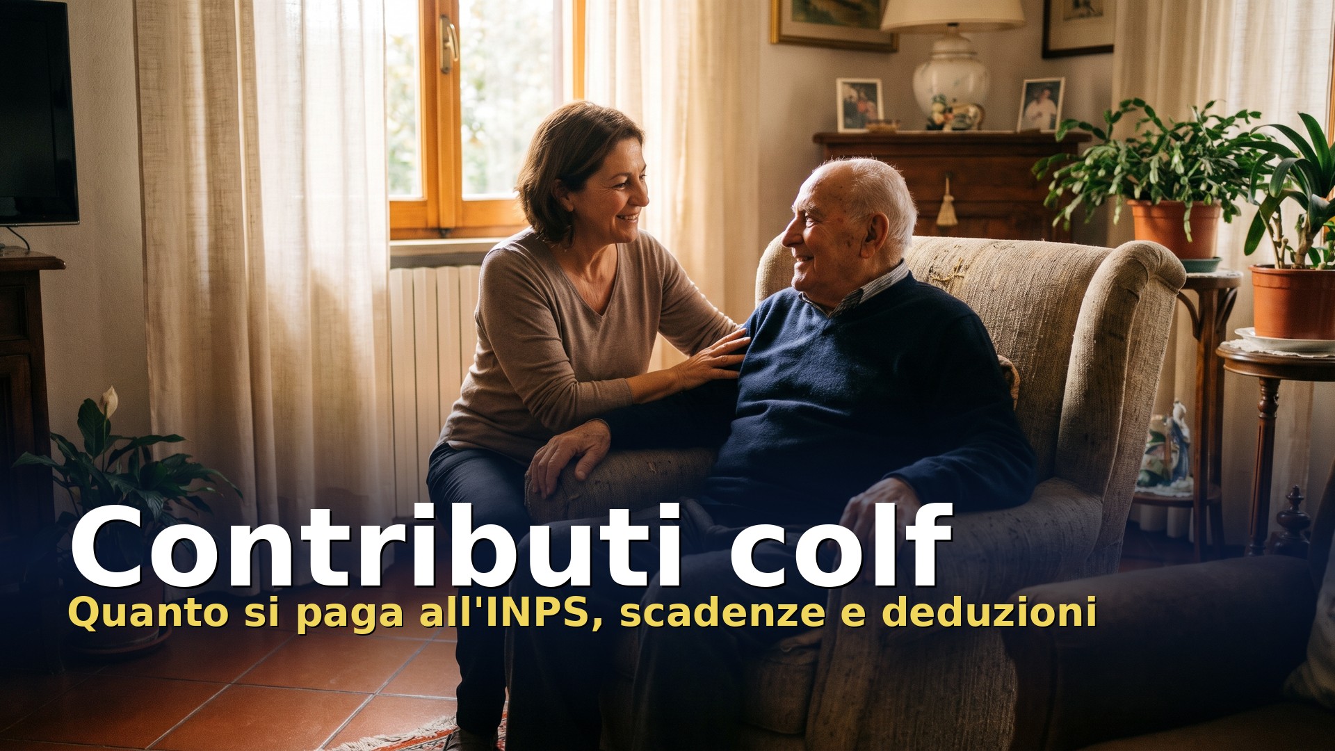 Contributi colf: assistente familiare che sorride a un uomo anziano seduto in poltrona nel soggiorno di casa