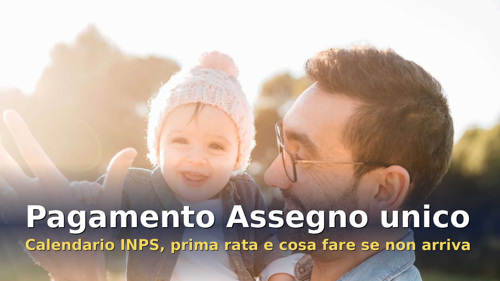 Pagamento Assegno unico: papà con la figlia piccola in braccio in un prato al sole