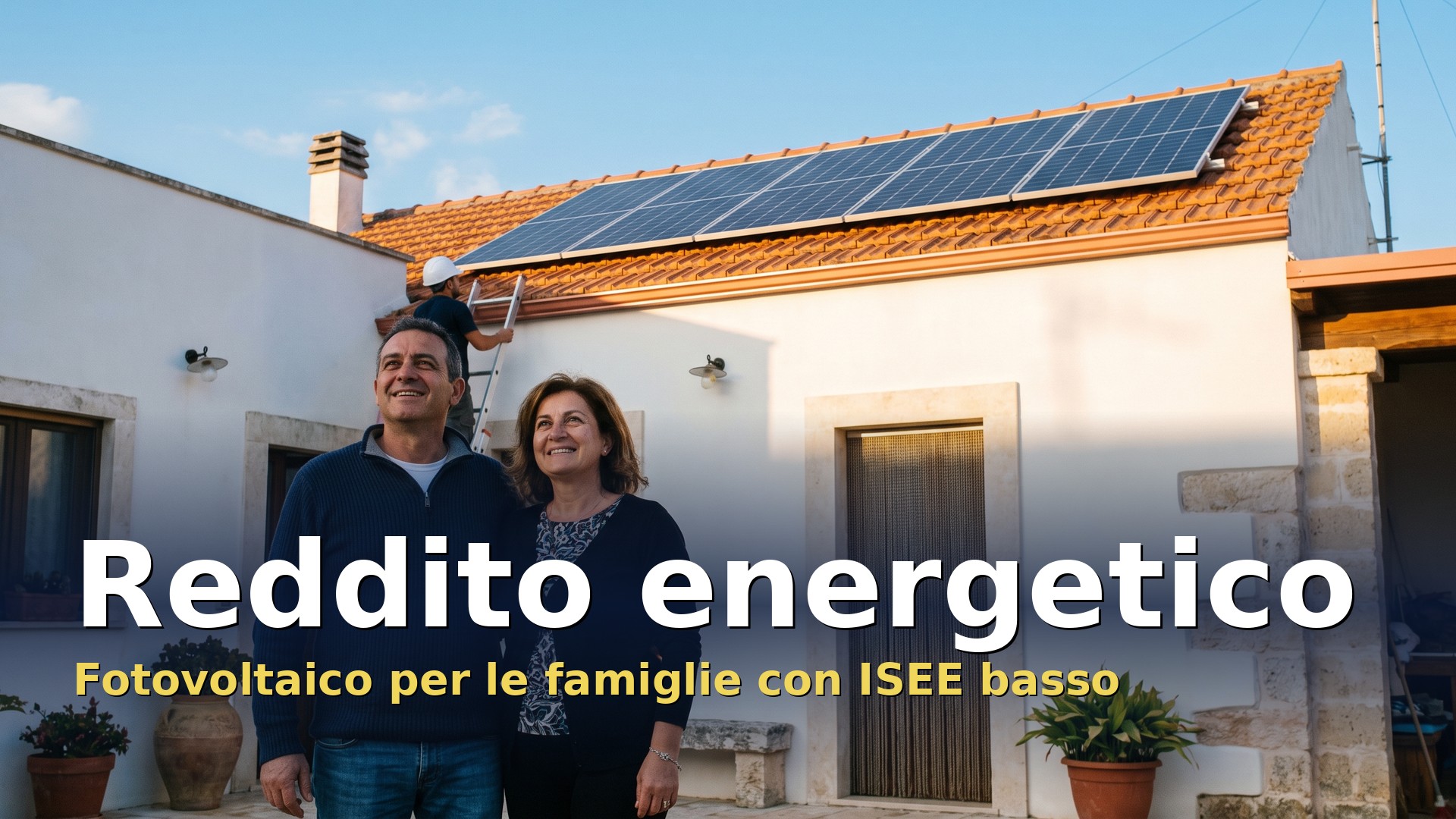 Reddito energetico: coppia davanti alla casa con i pannelli fotovoltaici appena installati sul tetto